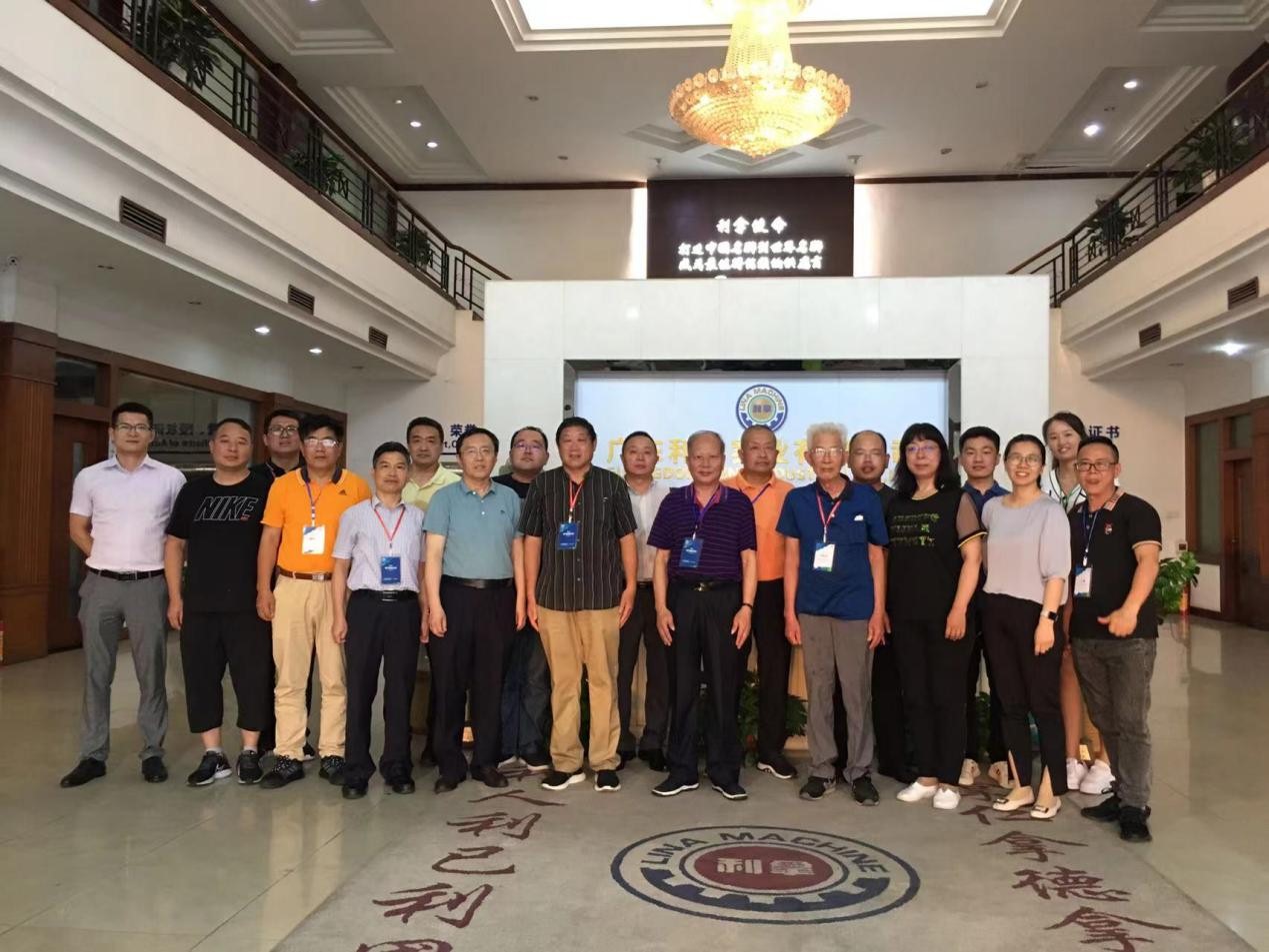 第四屆現代橡膠論壇的專家、教授們蒞臨我司參觀考察